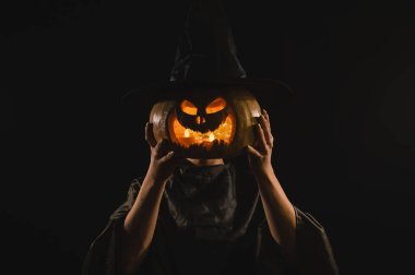 Kadın kafası yerine Balkabağı Jack o Lantern. Cadılar Bayramı.