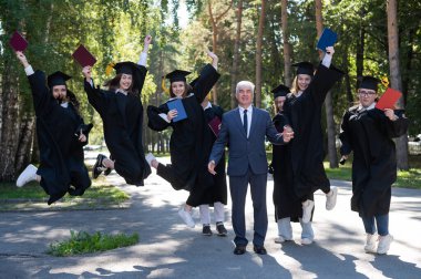Bir üniversite profesörü ve yedi cüppeli mezun dışarı atlıyorlar.