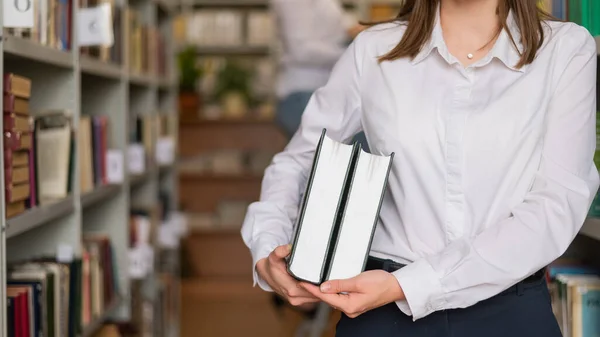 Primer Plano Las Manos Femeninas Con Libros Biblioteca Pública — Foto de Stock