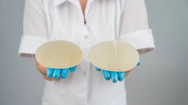 Doktor Plastik Cerrah Farklı Göğüs Implantları Gösteriyor — Stok fotoğraf