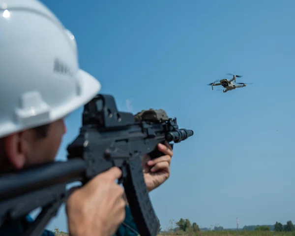 Homem Caucasiano Capacete Atira Drone Voador Com Uma Espingarda — Fotografia de Stock