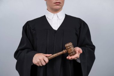 Elinde mahkeme tokmağı tutan bornozlu kadın yargıç.