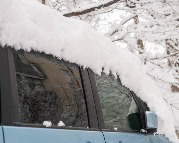 Auto Pod Velkým Sněhovým Závějem Zimě — Stock fotografie