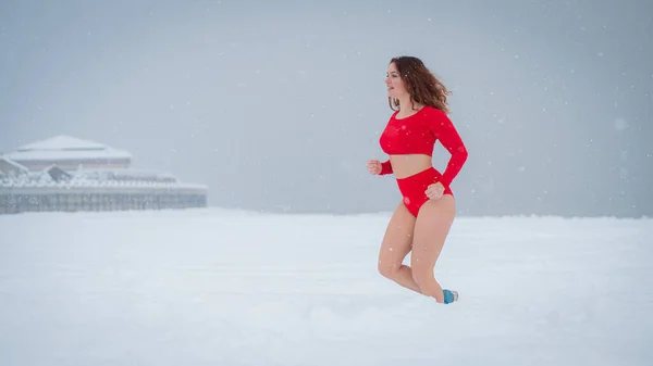 Mulher Caucasiana Vestida Com Shorts Top Jogging Inverno — Fotografia de Stock