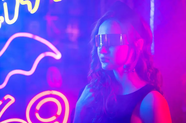 Güneş Gözlüklü Beyaz Kadın Sis Içinde Neon Stüdyoda Poz Veriyor — Stok fotoğraf