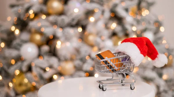 Presentes Natal Compras Conceito Cartão Crédito Carrinho Compras Junto Árvore — Fotografia de Stock