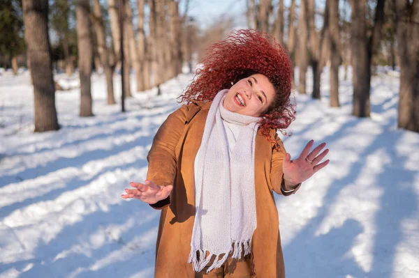 Жирна Біла Жінка Танцює Прогулянці Парку Взимку — стокове фото
