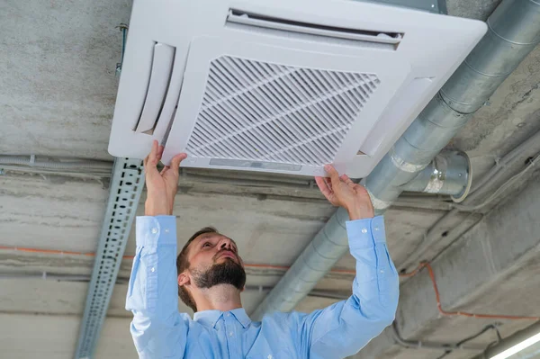 Běloch Vousatý Muž Opravuje Klimatizaci Kanceláři — Stock fotografie