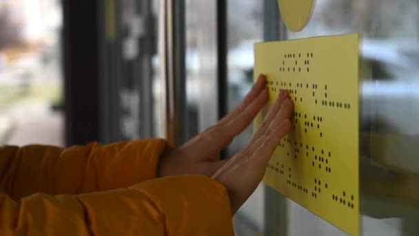 Blanke Vrouw Leest Braille Inscriptie Glazen Deur — Stockvideo