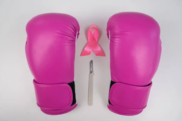 글러브 외과용 메스하얀 배경에 유방암 과싸우는 — 스톡 사진