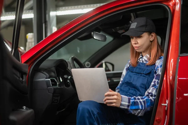 Žena Auto Mechanik Dělá Diagnostiku Autě Pomocí Notebooku — Stock fotografie