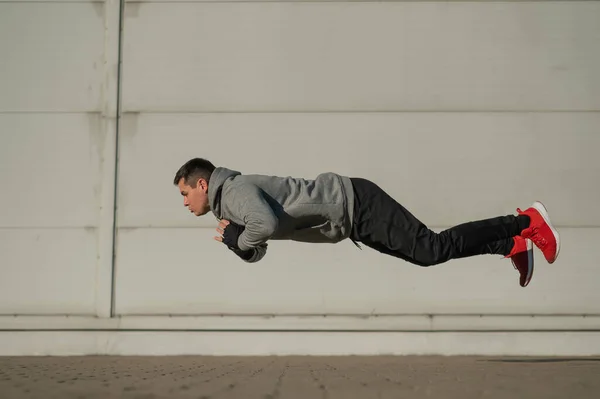 Ein Mann Kapuzenpulli Springt Beim Liegestützen Freien — Stockfoto