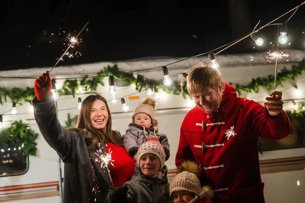 Glad Stor Familj Firar Jul Naturen Och Håller Tomtebloss Föräldrar — Stockfoto