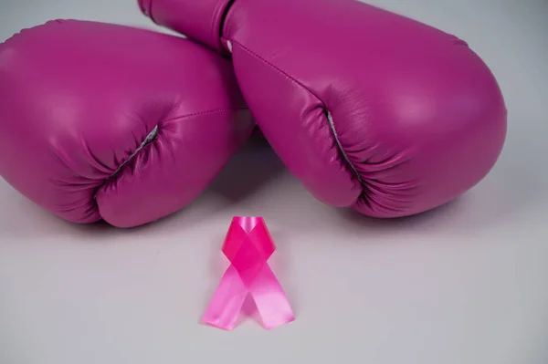 Luvas Boxe Rosa Uma Fita Seda Rosa Fundo Branco Conceito — Fotografia de Stock