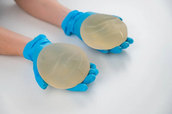 Médico Cirujano Plástico Demuestra Diferentes Implantes Mamarios —  Fotos de Stock