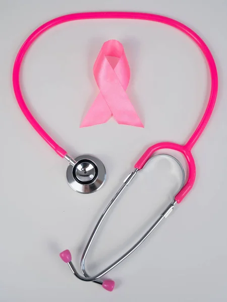 Fita Rosa Estetoscópio Fundo Branco Conceito Luta Contra Cancro Mama — Fotografia de Stock