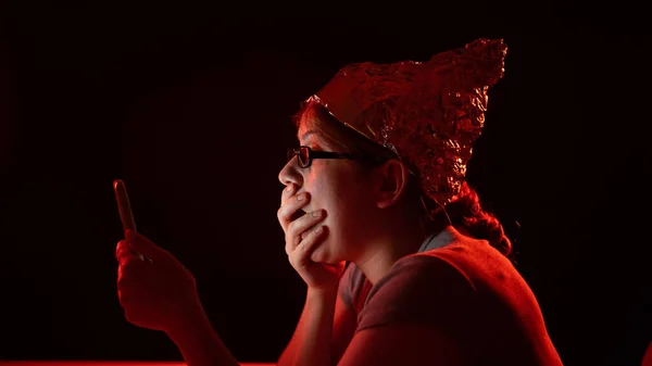 Paranoide Kaukasierin Mit Smartphone Und Weißem Hut Verschwörungstheorie — Stockfoto