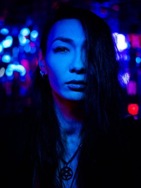 Stüdyoda neon ışıklı bir transseksüel modelin portresi.