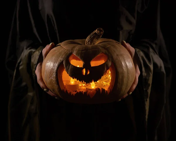 Bruja Sostiene Gato Calabaza Linterna Que Brilla Oscuridad Halloween —  Fotos de Stock