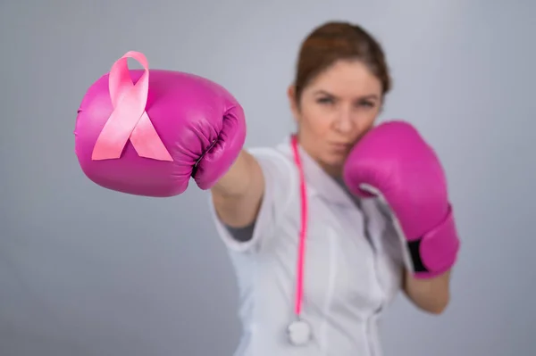 Médica Feminina Luvas Boxe Rosa Com Uma Fita Rosa Fundo — Fotografia de Stock