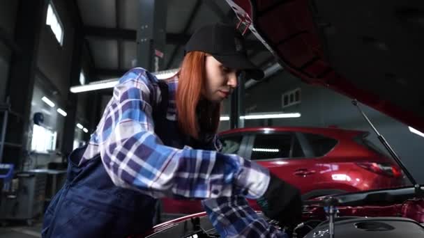 Женщина Автомеханик Откручивает Гайку Заменить Свечу Зажигания — стоковое видео