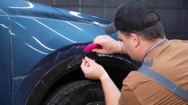 Meester Auto Service Een Pantserfilm Toe Auto — Stockvideo