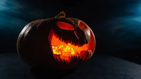 Una Calabaza Espeluznante Con Una Mueca Tallada Brilla Jack Una —  Fotos de Stock