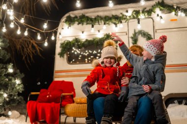 Kafkasyalı bir adam ve iki oğlu Noel 'i seyyar bir evde kutluyor.