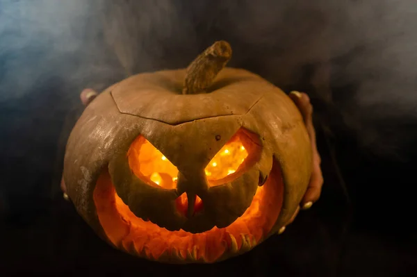 Czarownica Trzyma Dynię Latarni Świecącej Ciemności Halloween — Zdjęcie stockowe