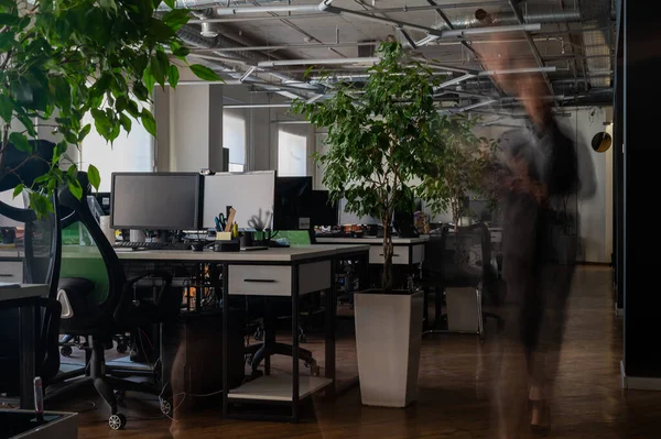Ofiste Hareket Halindeki Bulanık Kadın Figürü — Stok fotoğraf