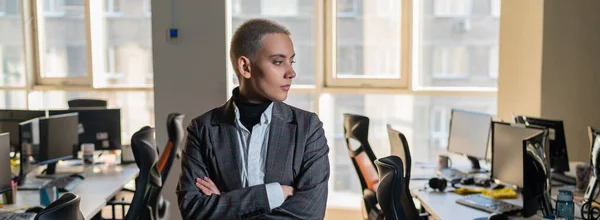 Mujer Negocios Con Corte Pelo Corto Oficina Vacía — Foto de Stock