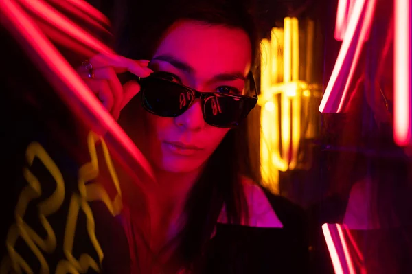 Porträtt Asiatisk Man Solglasögon Neon Studio — Stockfoto