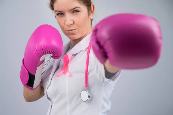 Médica Séria Luvas Boxe Rosa Com Uma Fita Rosa Fundo — Fotografia de Stock