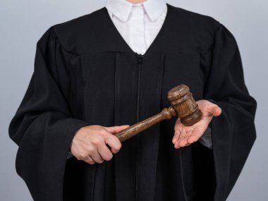 Elinde mahkeme tokmağı tutan bornozlu kadın yargıç.