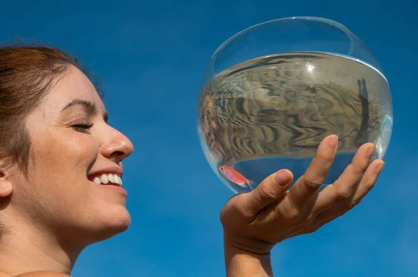 Frau Hält Rundes Aquarium Mit Goldfischen Vor Blauem Himmel — Stockfoto