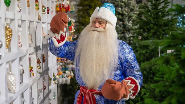 Père Noël Russe Choisit Des Décorations Pour Sapin Noël Dans — Photo