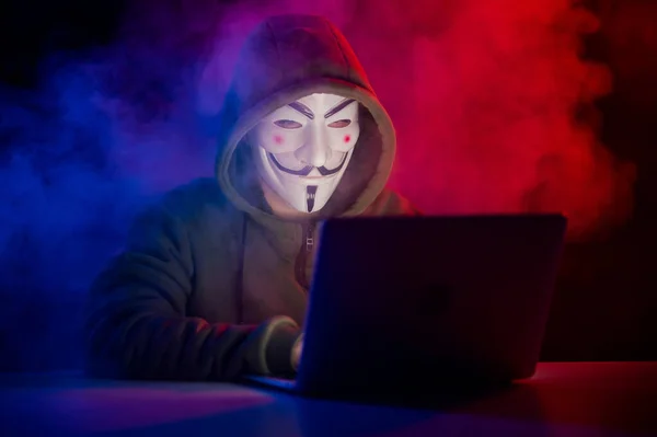 Juni 2022 Novosibirsk Rusia Anonymous Hood Typing Laptop Dark Red — Stok Foto