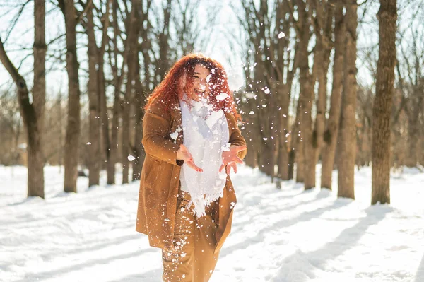 Товста Біла Жінка Грає Сніжки Парку — стокове фото