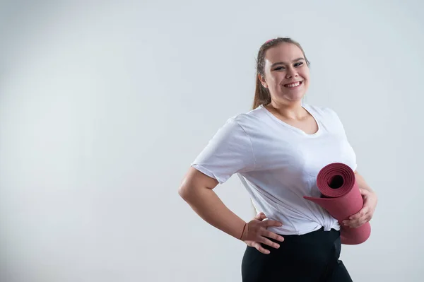 Genç Şişman Beyaz Bir Kadın Elinde Paspas Tutuyor Çekici Spor — Stok fotoğraf