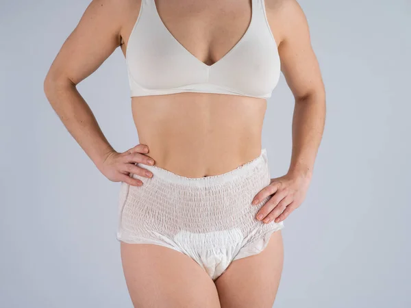 Frau Erwachsenenwindeln Auf Weißem Hintergrund Inkontinenzproblem — Stockfoto