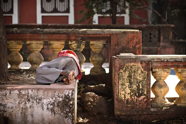 Homem indiano adormecido — Fotografia de Stock