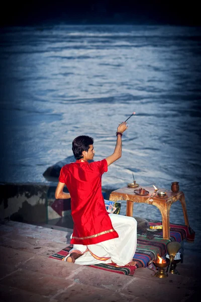 Evening ritual of worshipping to Ganges river — Stock Photo, Image