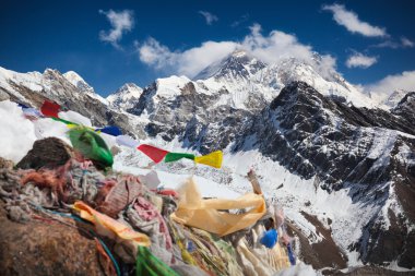 Budist dua bayrakları Gokyo Ri üstüne