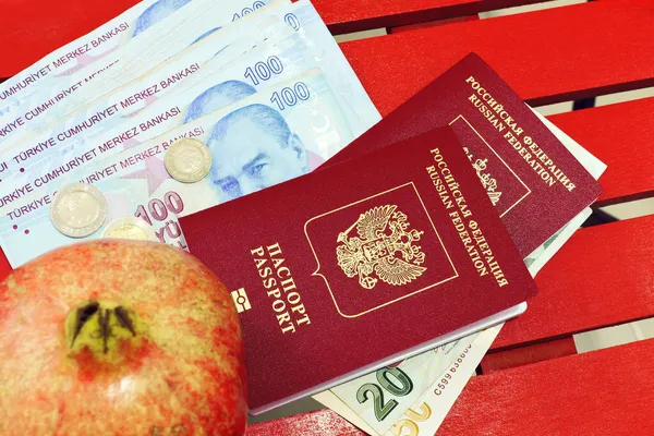 Ρωσικά Διαβατήρια Τουρκική Λίρα Και Ρόδι Σύμβολο Της Τουρκίας — Φωτογραφία Αρχείου