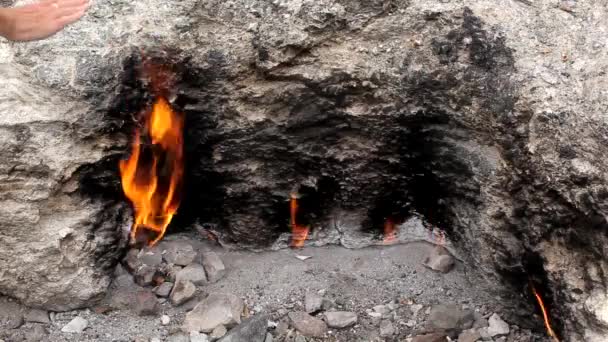 Kobieta Rozgrzewa Ręce Nad Wiecznie Palącym Się Ogniem Góry Chimaera — Wideo stockowe