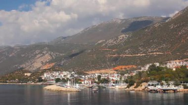 Turist teknesi Kas marinasından kalkıyor. Antalya, Türkiye
