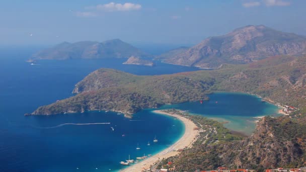 Lancha Rápida Navega Playa Oludeniz Dejando Sendero Rizado Agua Vista — Vídeos de Stock