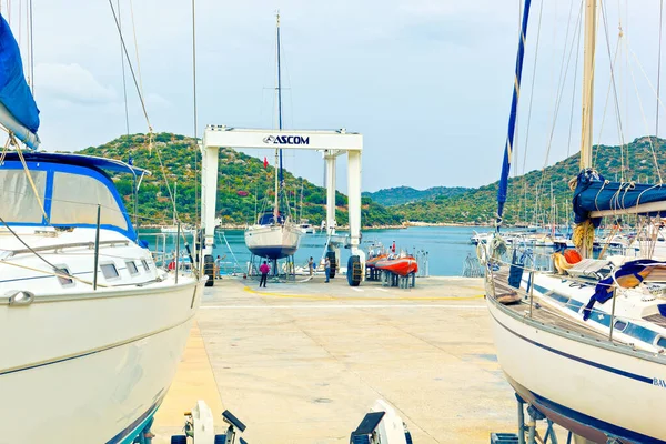 Kas Antalya Turkey Октября 2021 Рабочие Поднимают Небольшую Частную Яхту — стоковое фото