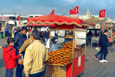 EMINONU, ISTANBUL / TURKEY - 16 Kasım 2021: sokak satıcısı 