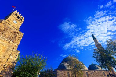 Antalya Saat Kulesi 'nin (Antalya Saat Kulesi) ve Kaleichi' nin merkezindeki Tekeli Mehmet Paşa Camii 'nin alçak açılı görüntüsü. Türkiye  